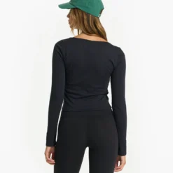 Long-Sleeve Sunrise Square Neck | Black -Fashifyer Sales Store VW1076BLK FA22 W ECOMM 1603